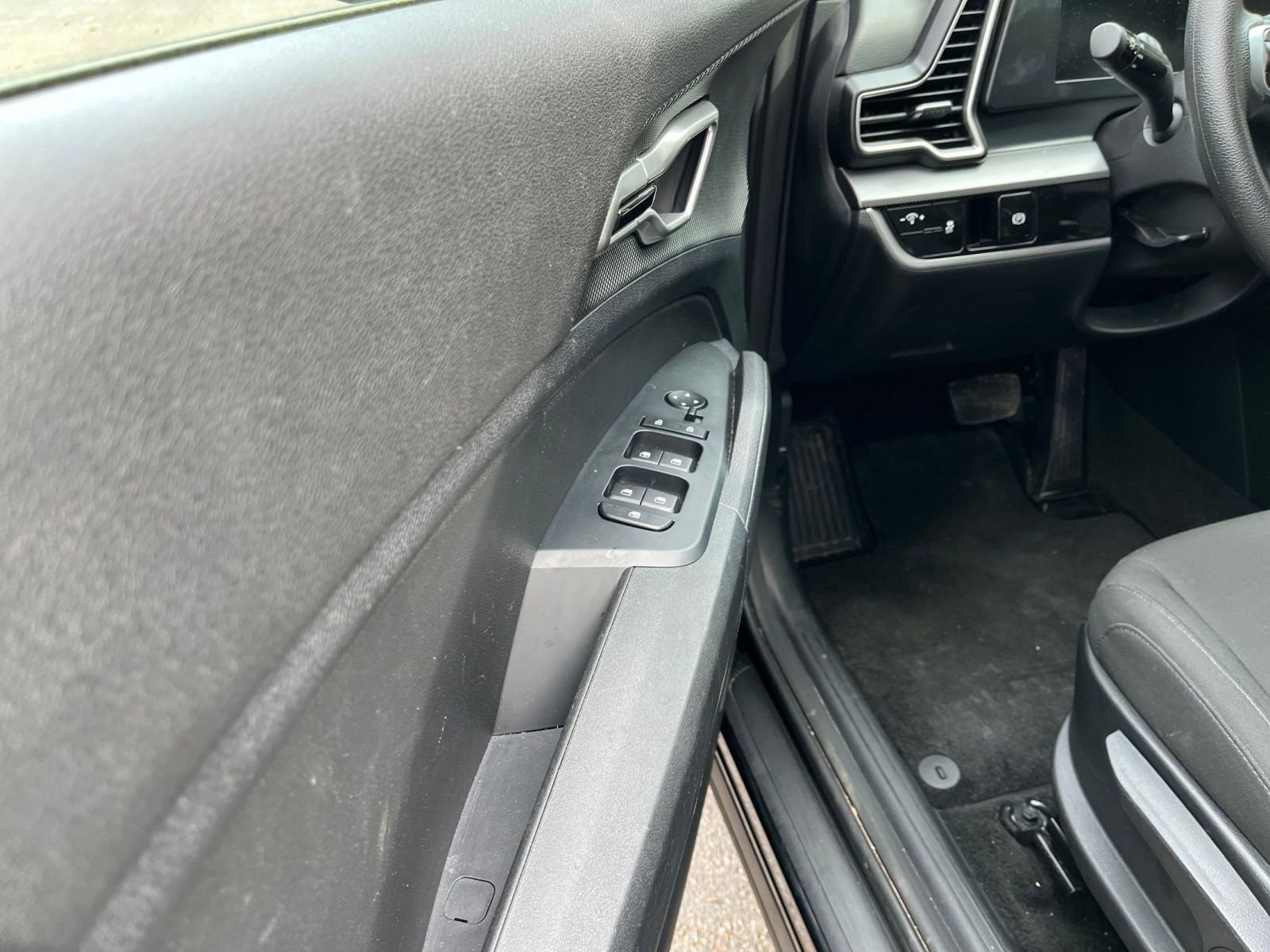 Used 2025 Kia Sportage LX image 18