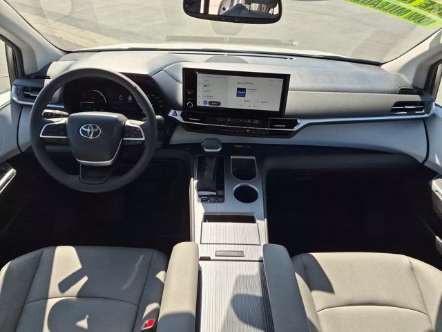 Used 2026 Toyota Sienna XLE FWD image 15