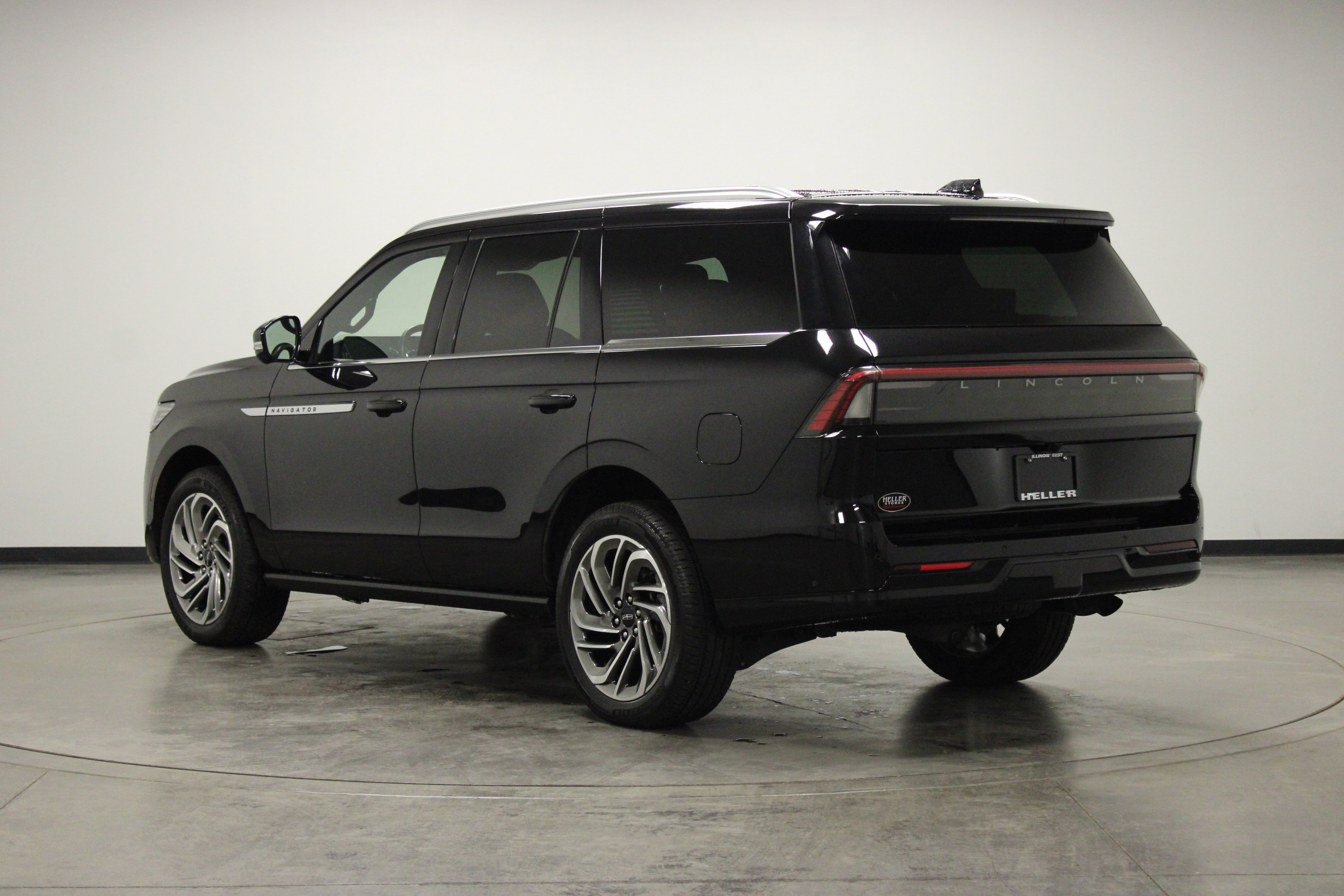 Used 2025 Lincoln Navigator Reserve image 6