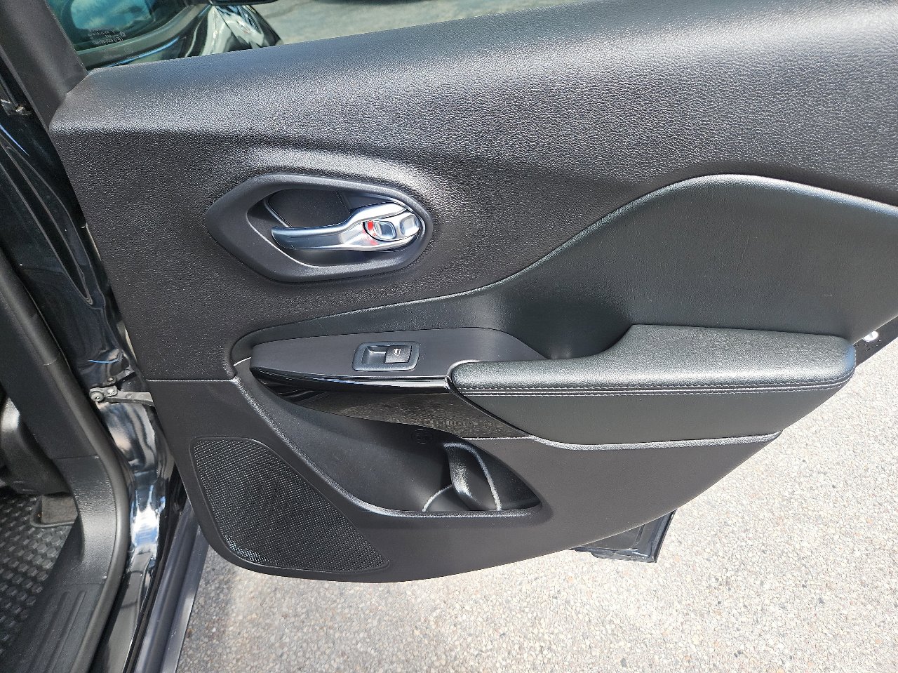 Used 2020 Jeep Cherokee Latitude Plus image 22