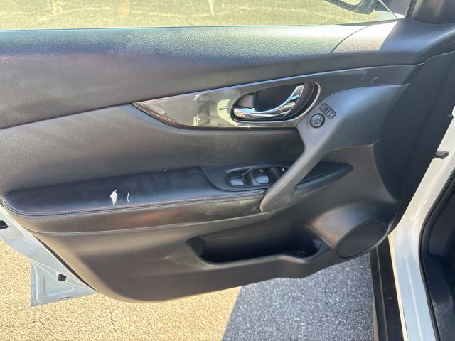 Used 2017 Nissan Rogue SV AWD/4WD image 14