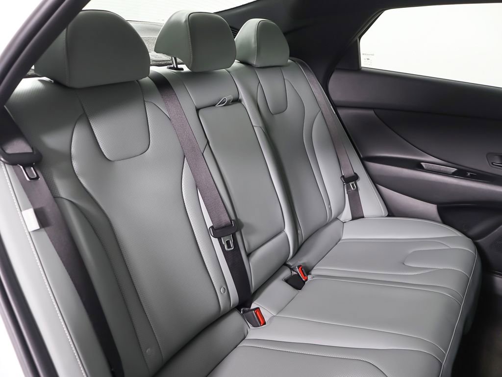 Certified 2025 Hyundai Elantra Limited image 32