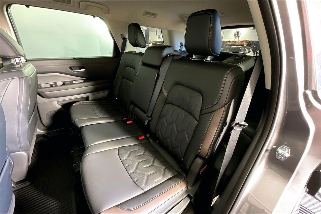 New 2026 Nissan Pathfinder Platinum w/ Accent Package image 15