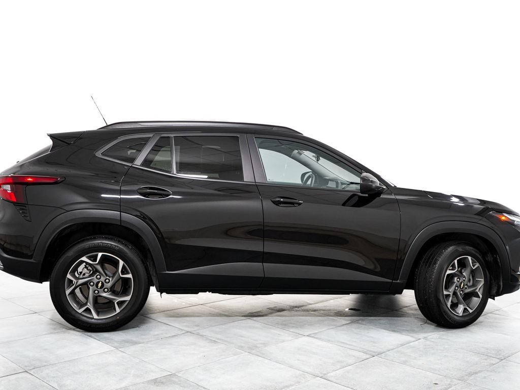 Used 2024 Chevrolet Trax LT w/ Sunroof Package FWD image 7