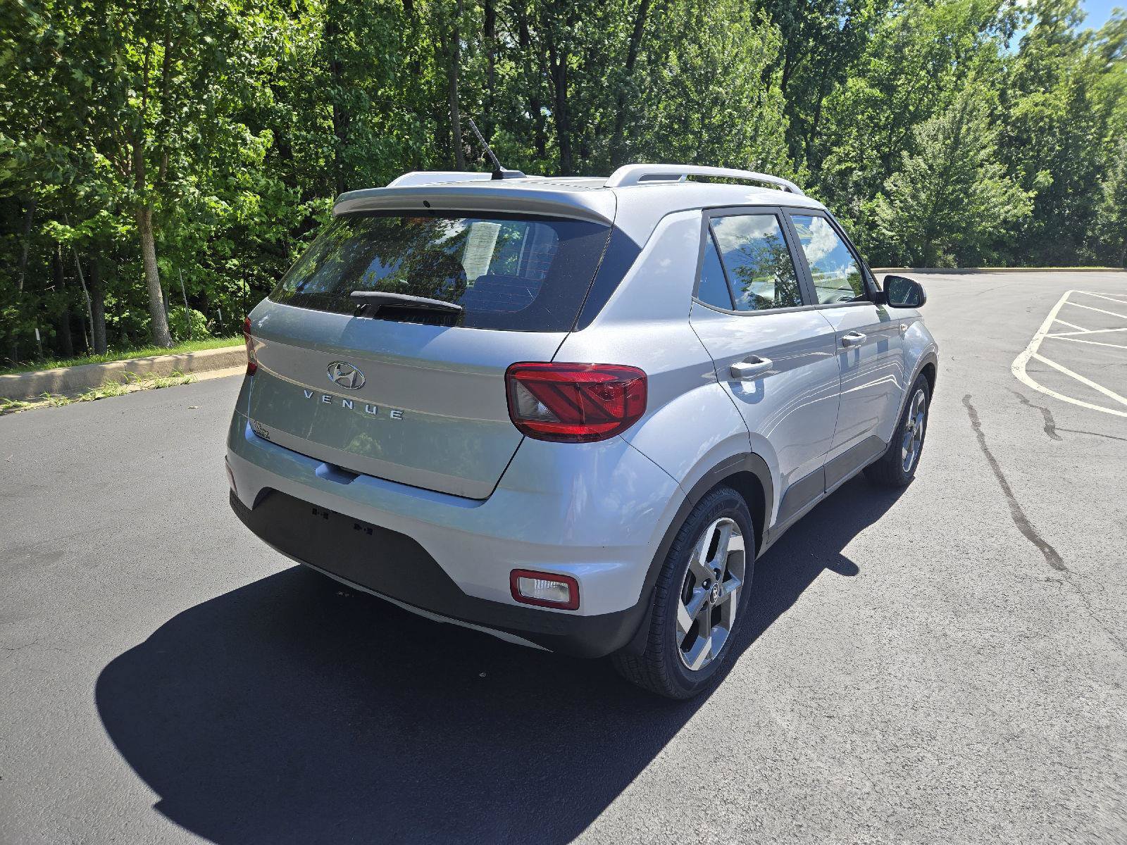 Used 2023 Hyundai Venue SEL FWD image 3