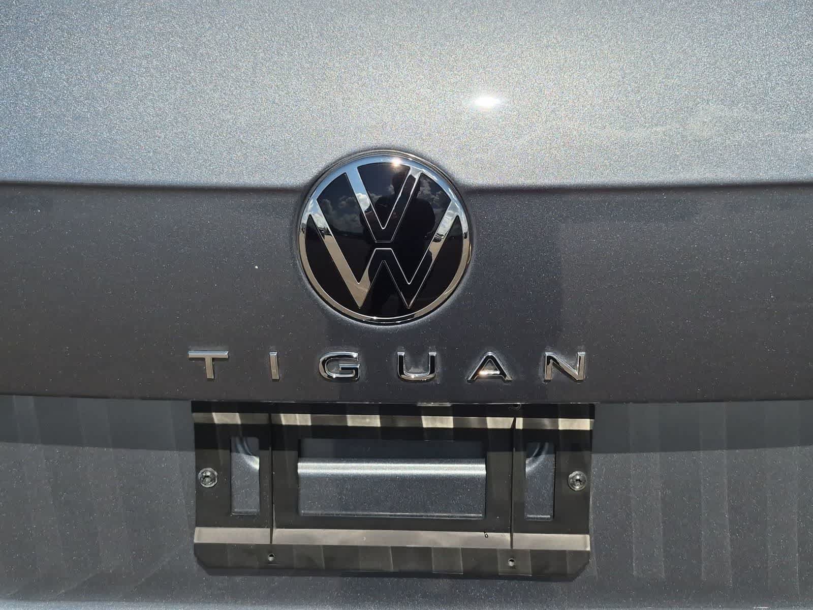 Used 2023 Volkswagen Tiguan SE w/ Panoramic Sunroof Package FWD image 12