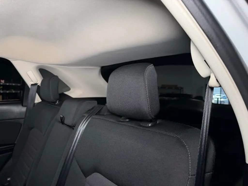 Used 2018 Ford Edge SE FWD image 19