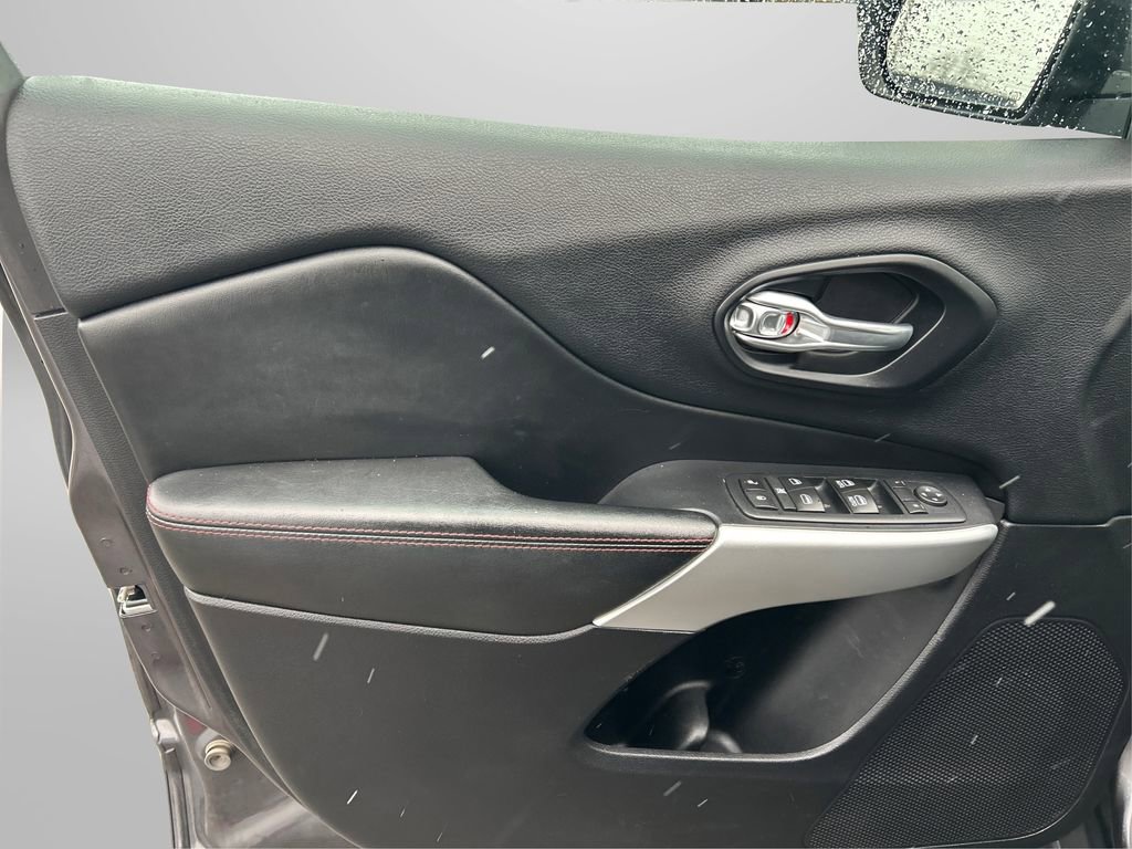 Used 2017 Jeep Cherokee Trailhawk image 22