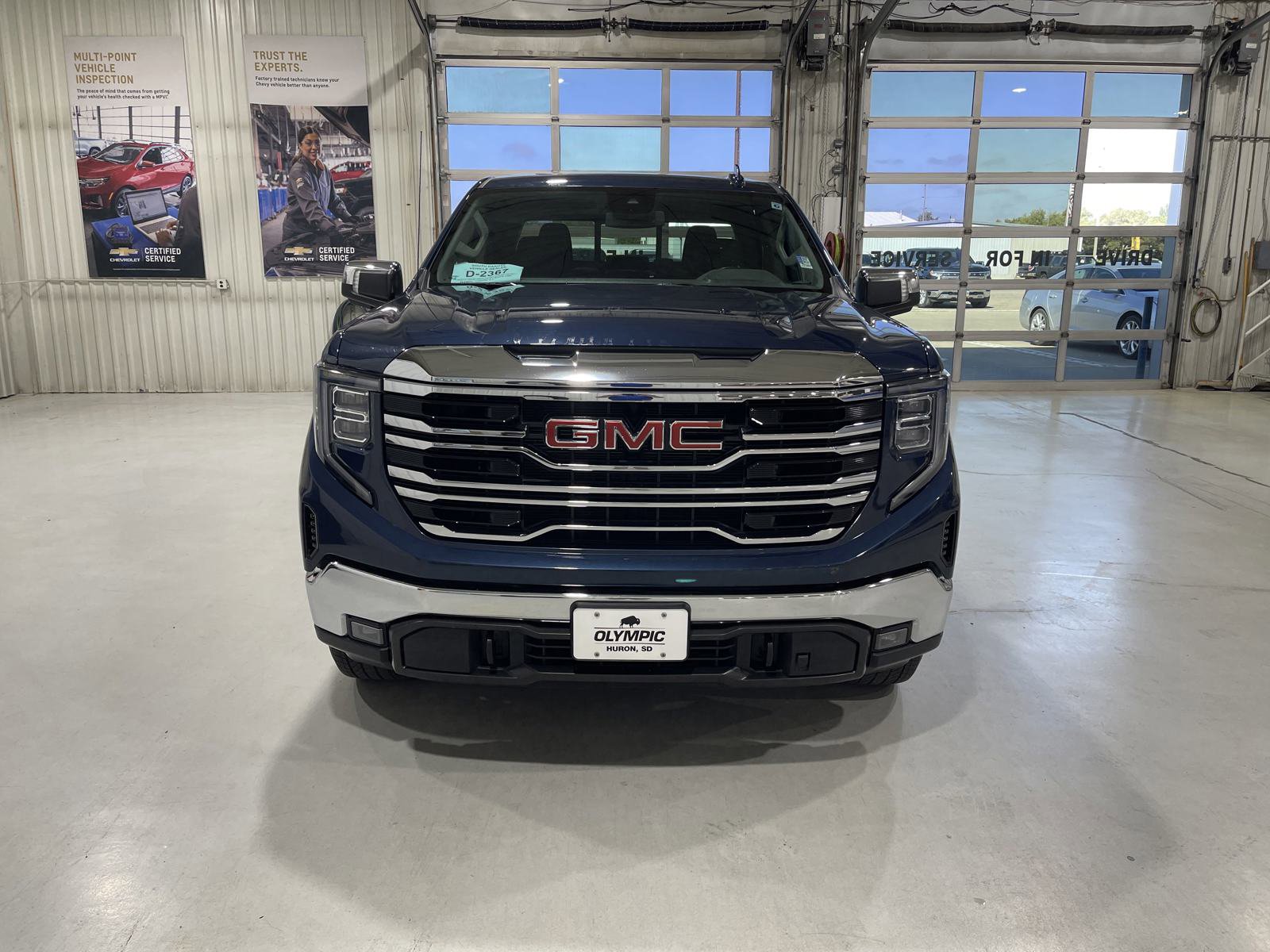 Used 2023 GMC Sierra 1500 SLT w/ SLT Premium Package AWD/4WD image 3