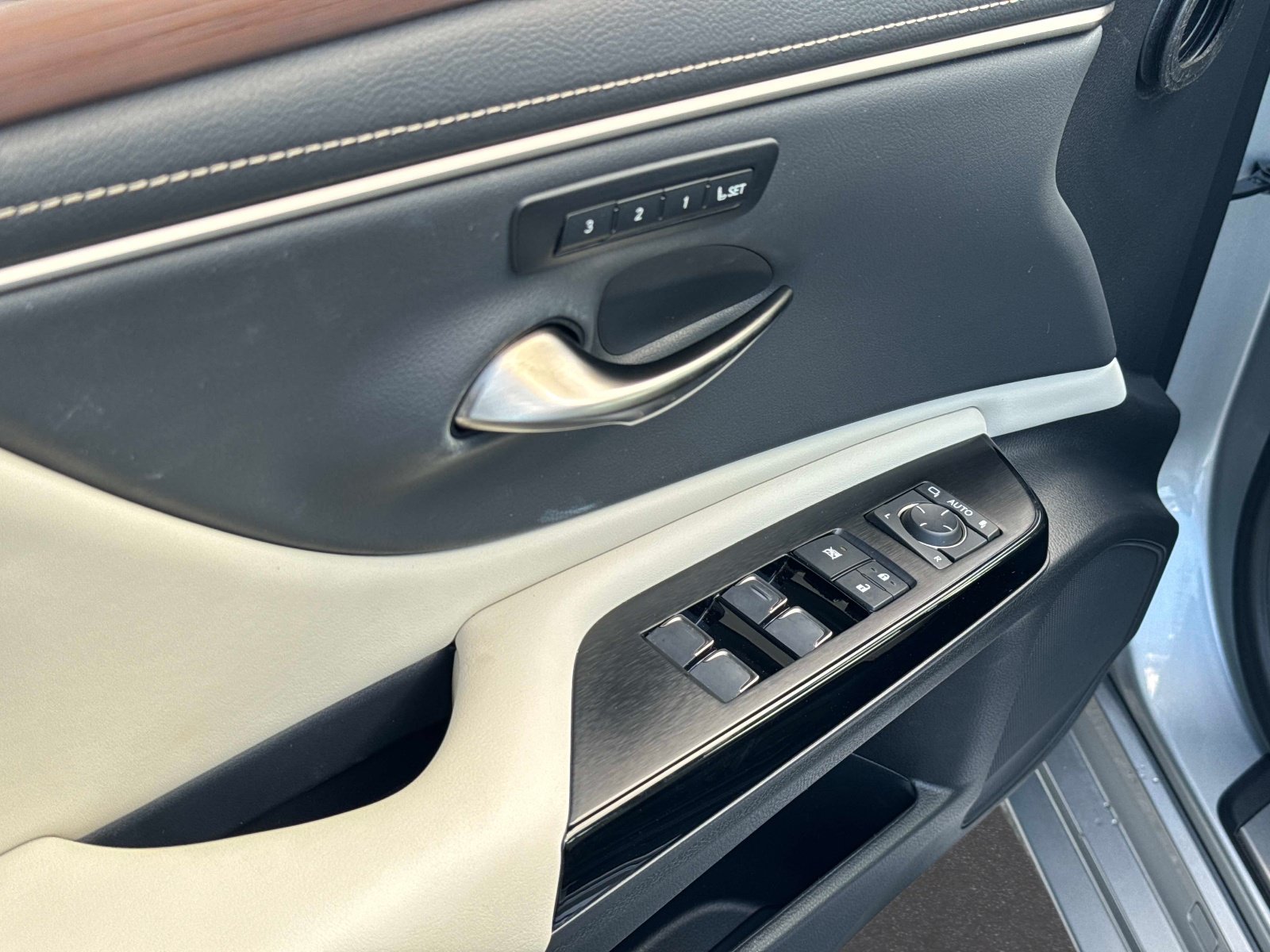Certified 2024 Lexus ES 350 w/ Premium Package FWD image 18