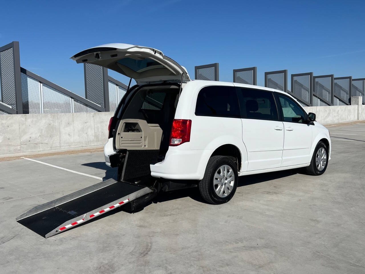 Used 2015 Dodge Grand Caravan SE w/ Quick Order Package 29E SE FWD image 2
