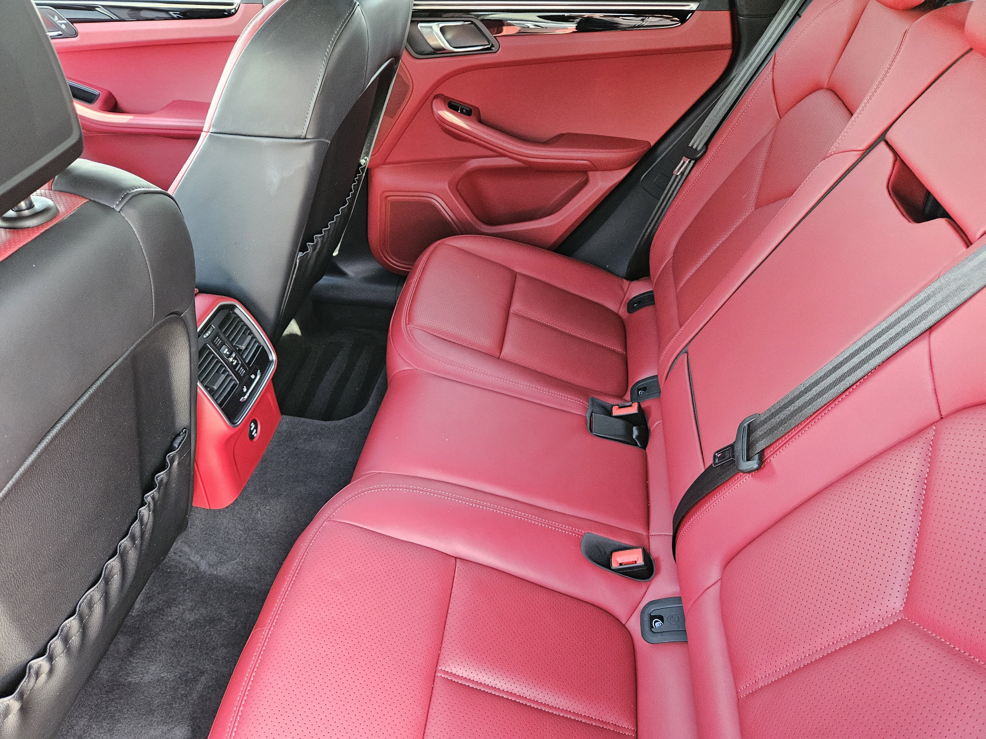 Used 2023 Porsche Macan Turbo image 28