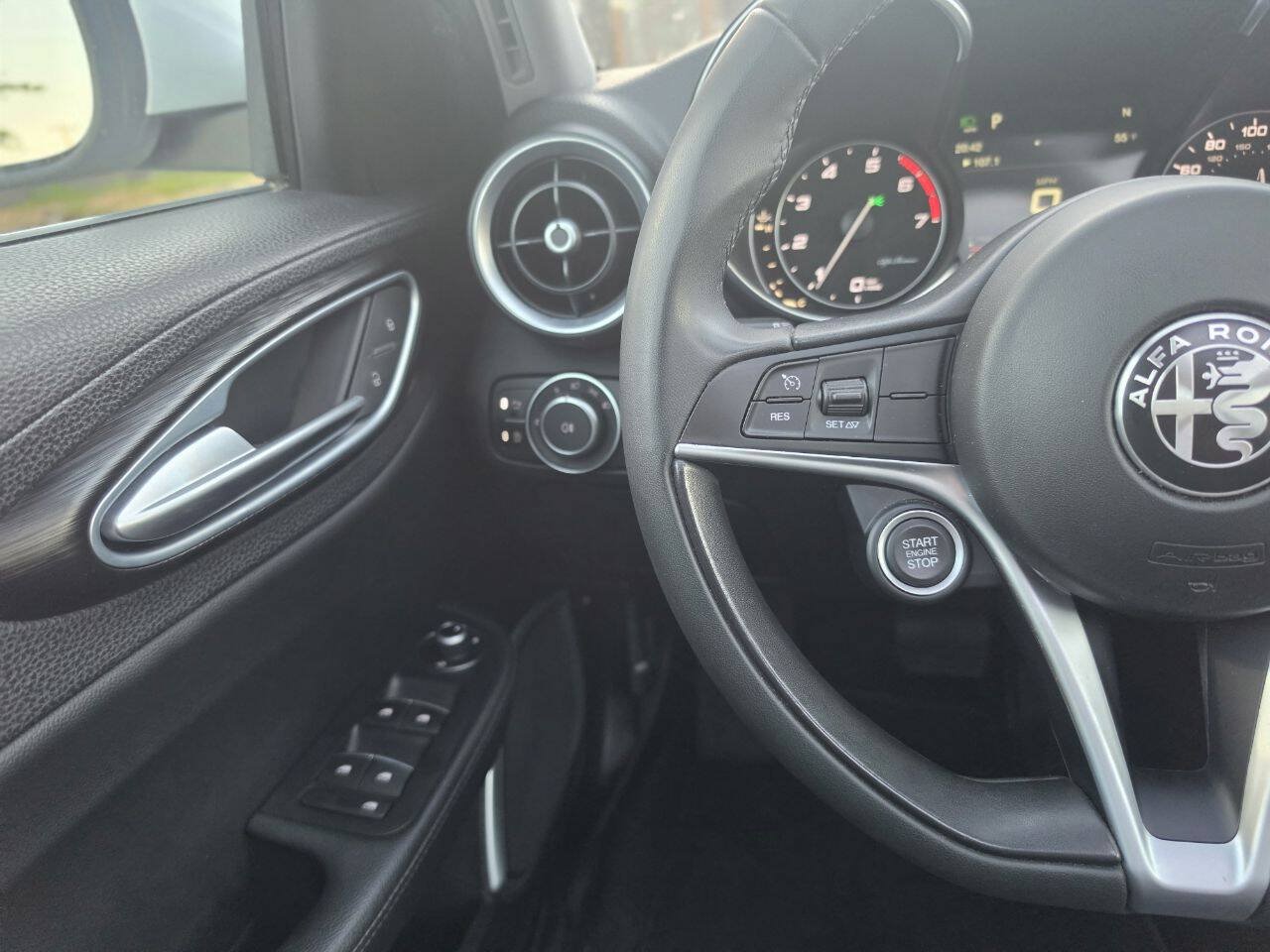 Used 2018 Alfa Romeo Giulia RWD image 33