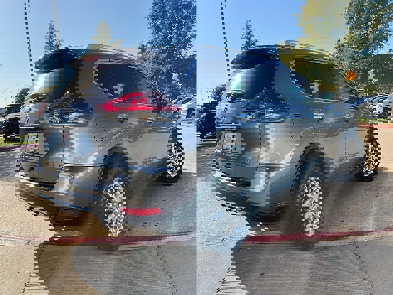 Used 2018 Nissan Rogue SV image 6