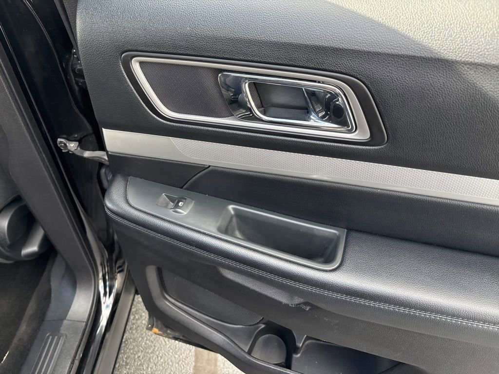 Used 2017 Ford Explorer XLT FWD image 36