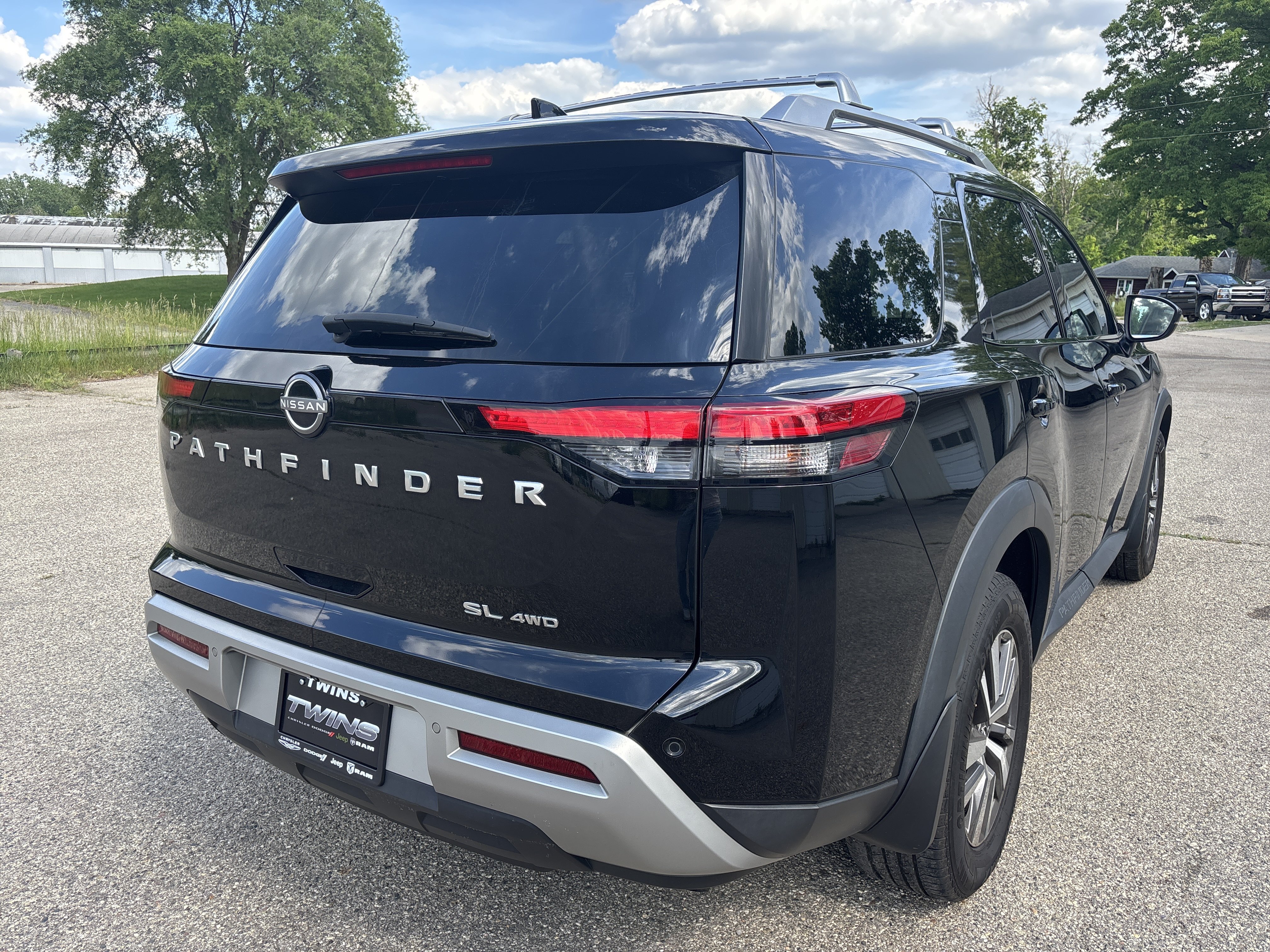Used 2023 Nissan Pathfinder SL AWD/4WD image 4