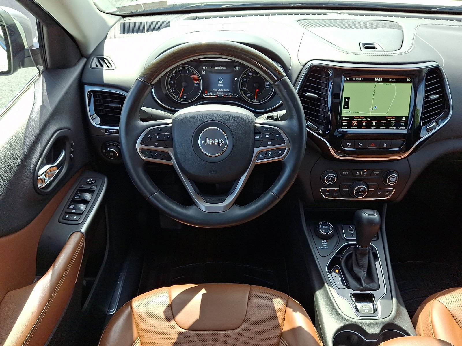 Used 2019 Jeep Cherokee Overland w/ Technology Group AWD/4WD image 14