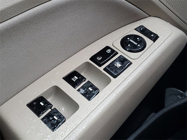 Used 2017 Hyundai Elantra SE image 19