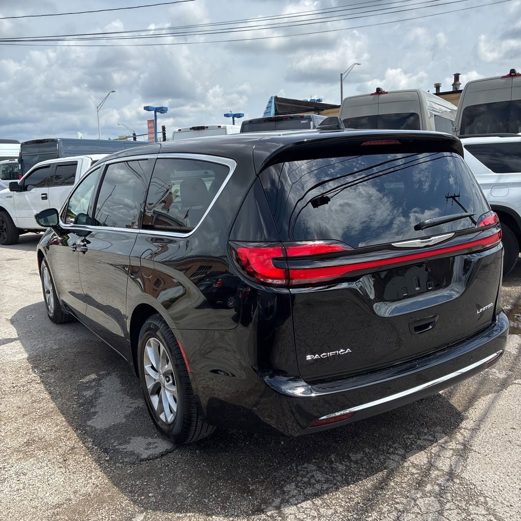 Used 2026 Chrysler Pacifica Limited FWD image 14