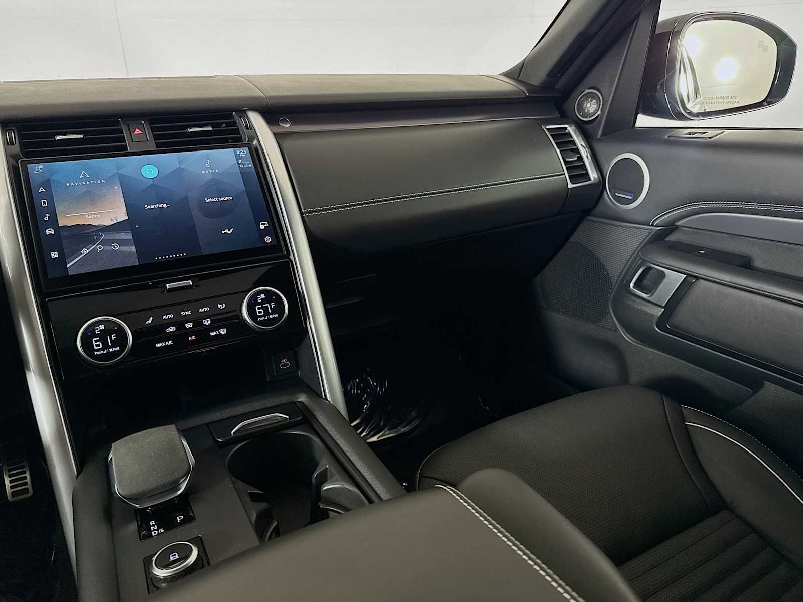 Used 2024 Land Rover Discovery Metropolitan Edition image 21