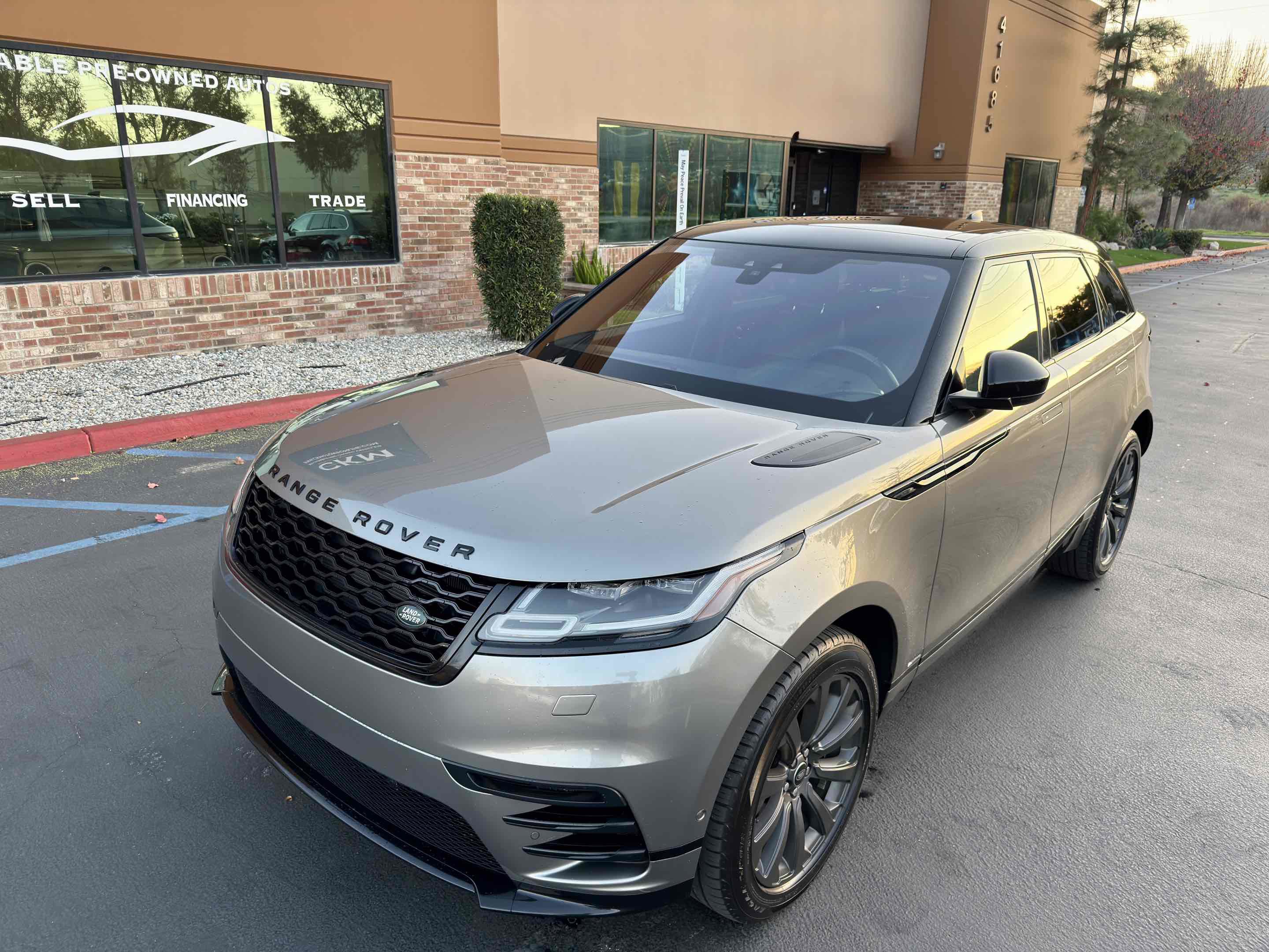 Used 2018 Land Rover Range Rover Velar R-Dynamic SE image 6