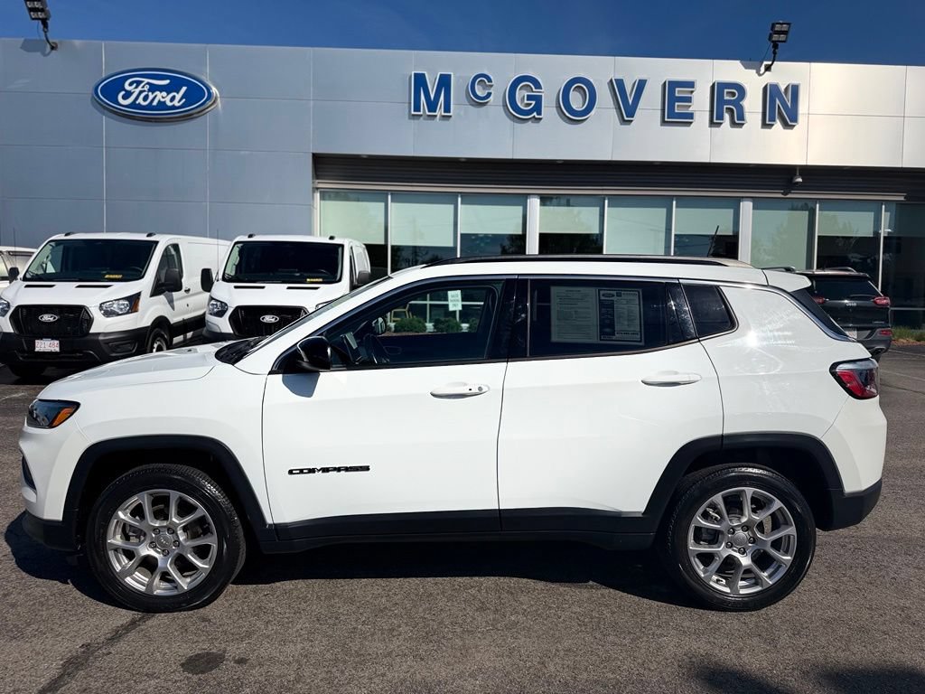 Used 2022 Jeep Compass Latitude w/ Sun and Sound Group AWD/4WD image 3