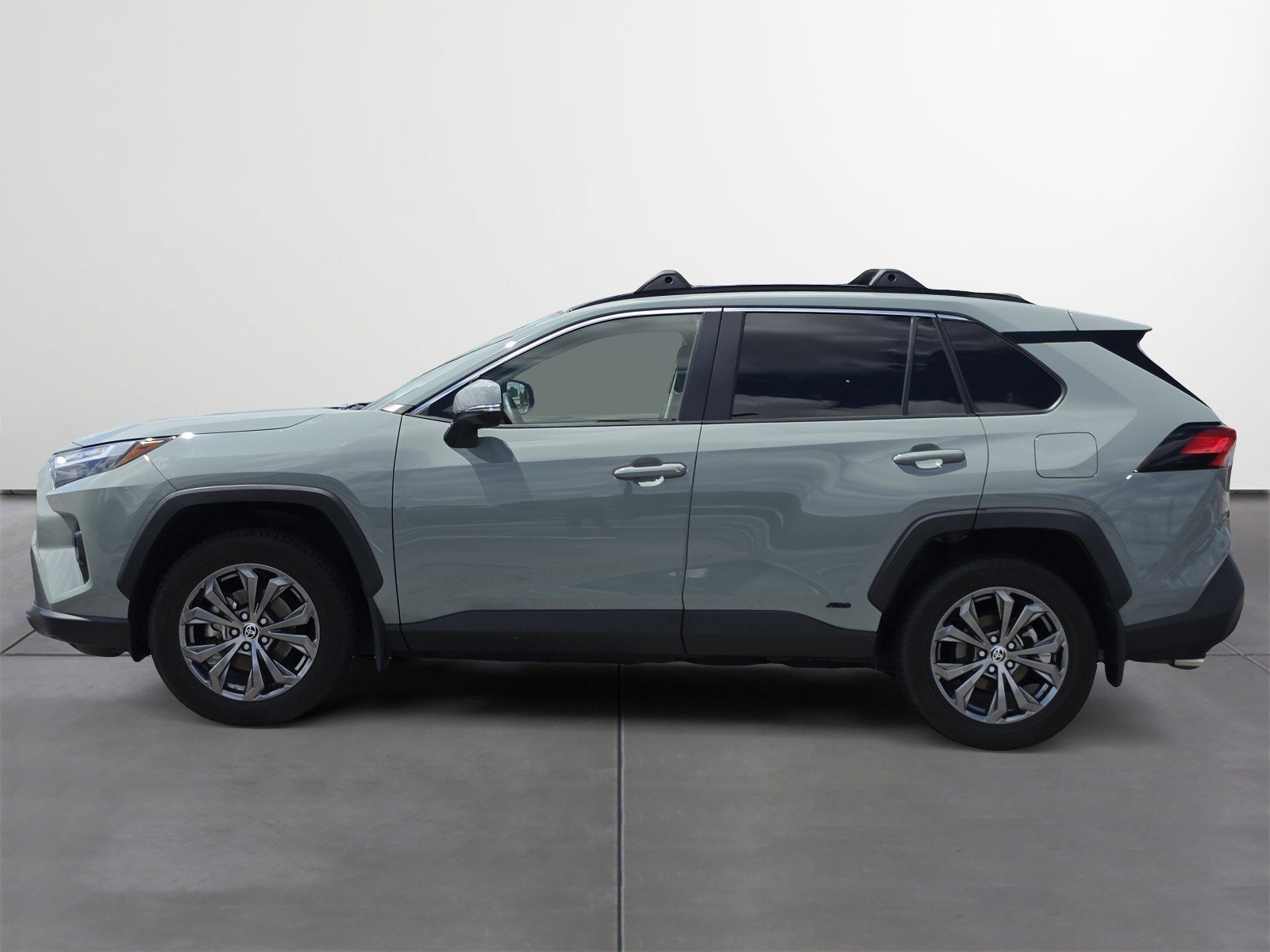 Used 2022 Toyota RAV4 XLE Premium AWD/4WD image 3