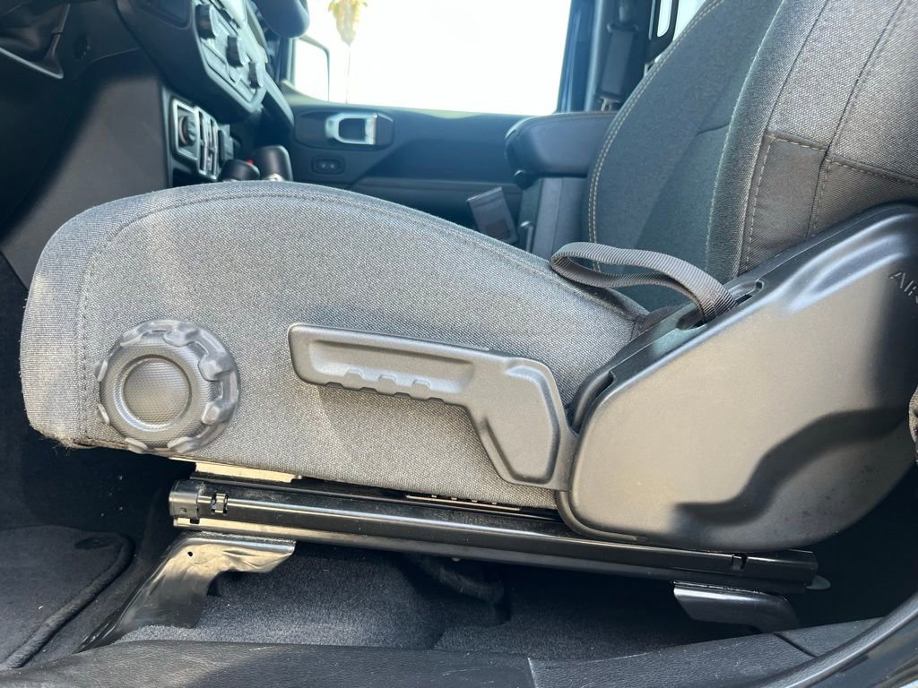 Used 2025 Jeep Wrangler Unlimited Sahara AWD/4WD image 20