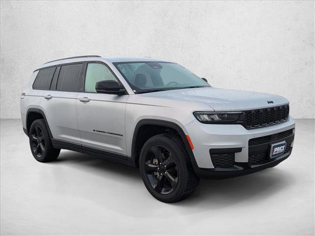 Used 2023 Jeep Grand Cherokee L Laredo image 3