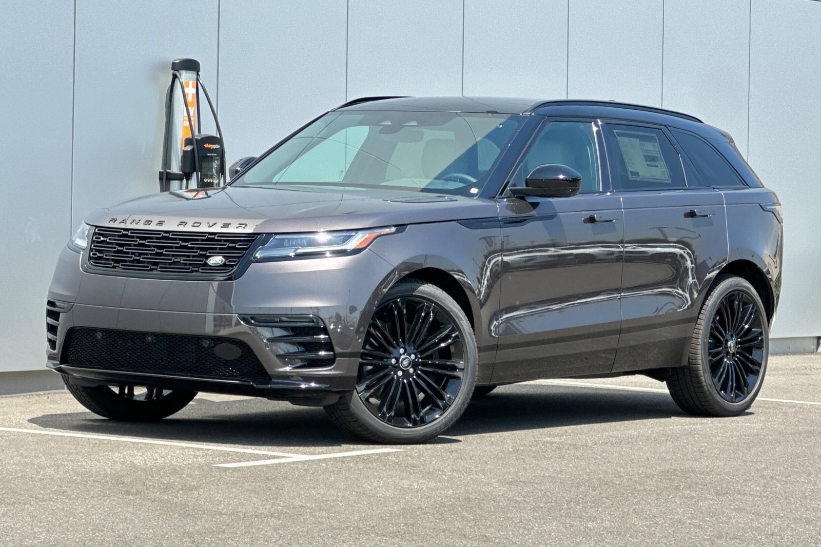 New 2026 Land Rover Range Rover Velar Dynamic SE image 1