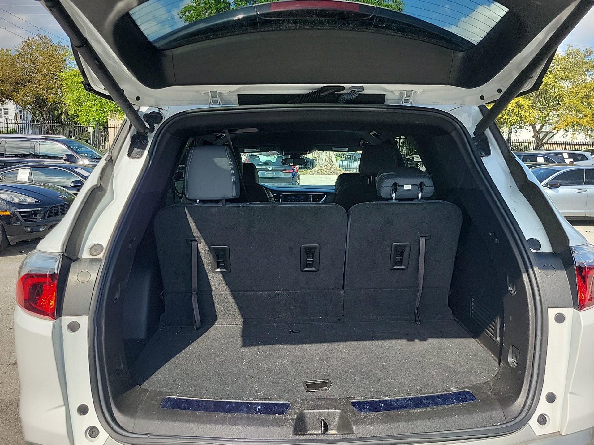 Used 2023 Buick Enclave Essence image 16