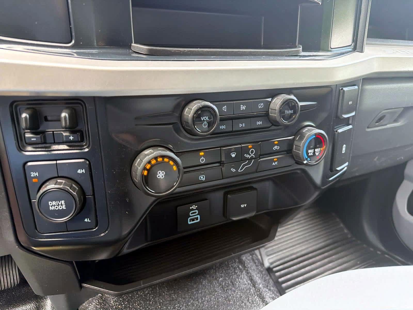 Used 2024 Ford F550 4x4 Regular Cab Super Duty image 20