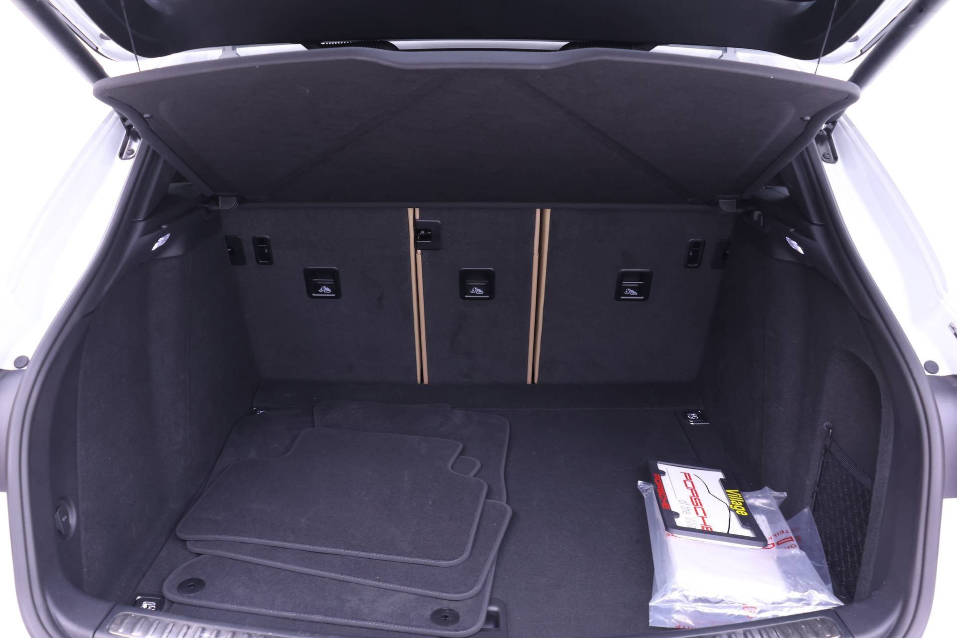 Used 2025 Porsche Macan image 19