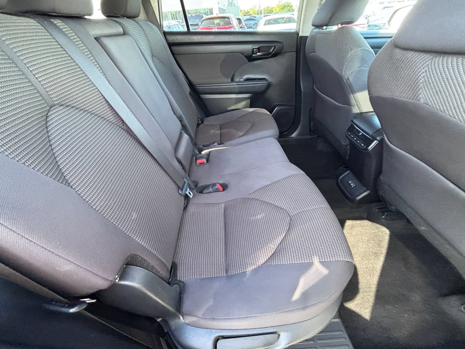Used 2024 Toyota Highlander LE FWD image 15