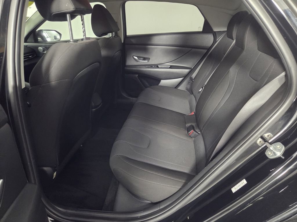 Used 2021 Hyundai Elantra SE image 25