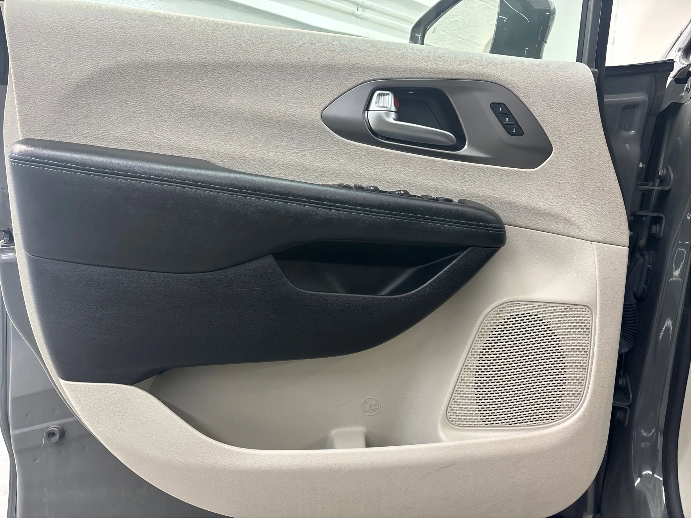 Used 2021 Chrysler Pacifica Touring-L image 23