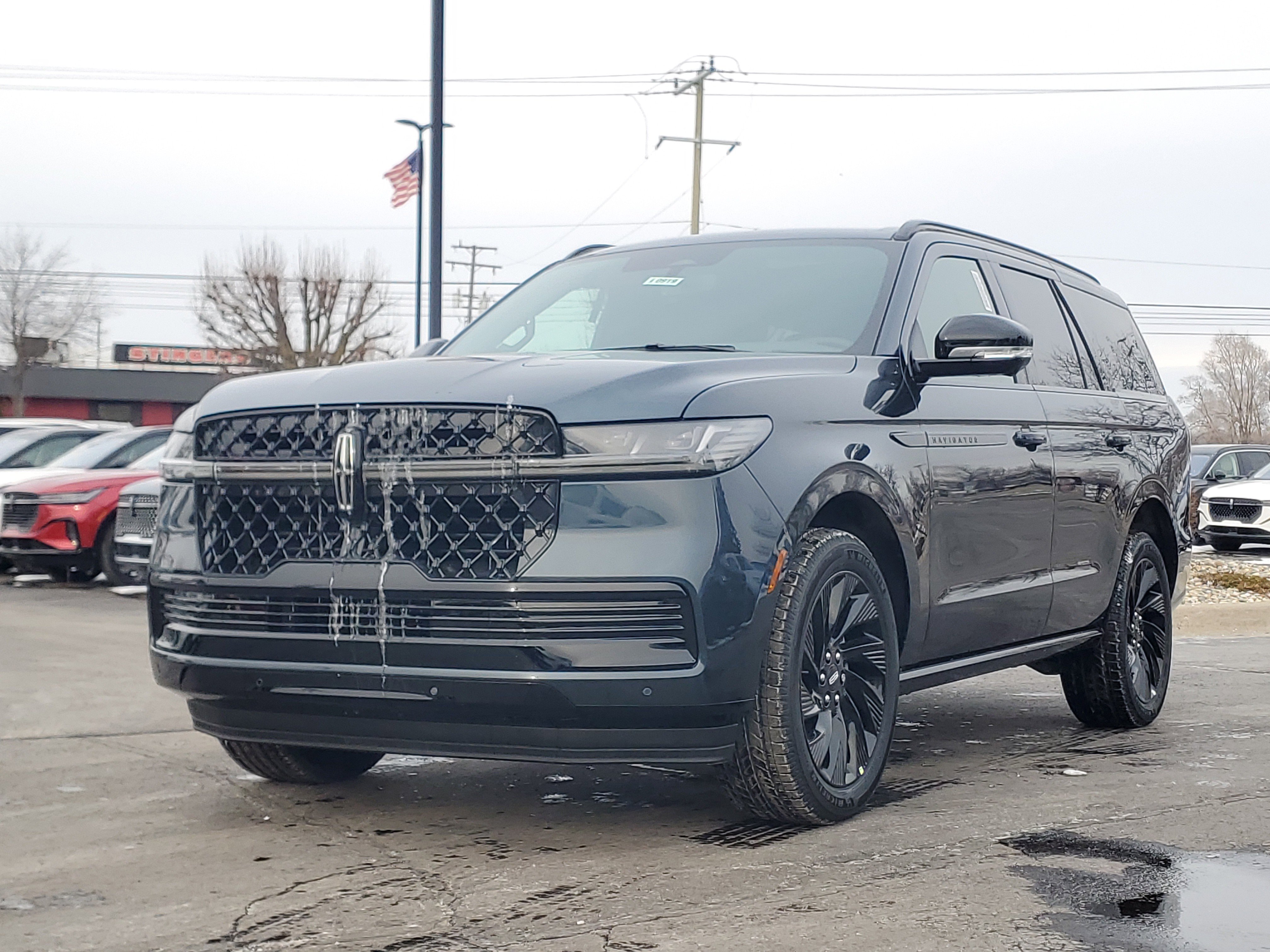 New 2026 Lincoln Navigator Reserve w/ Jet Appearance Package AWD/4WD image 2