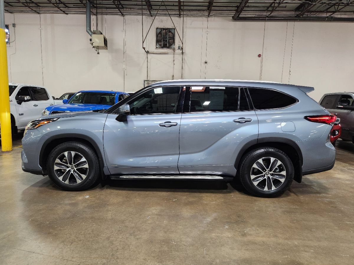 Used 2022 Toyota Highlander XLE AWD/4WD image 7