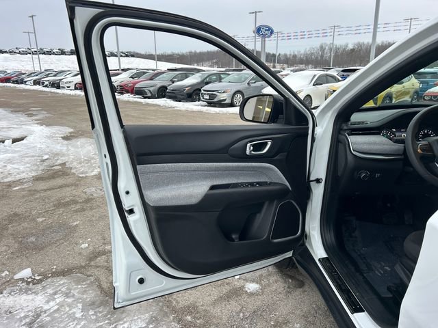 Used 2025 Jeep Compass Sport image 30