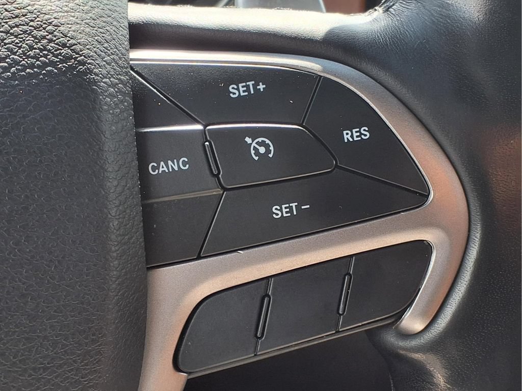 Used 2020 Jeep Grand Cherokee Overland AWD/4WD image 17