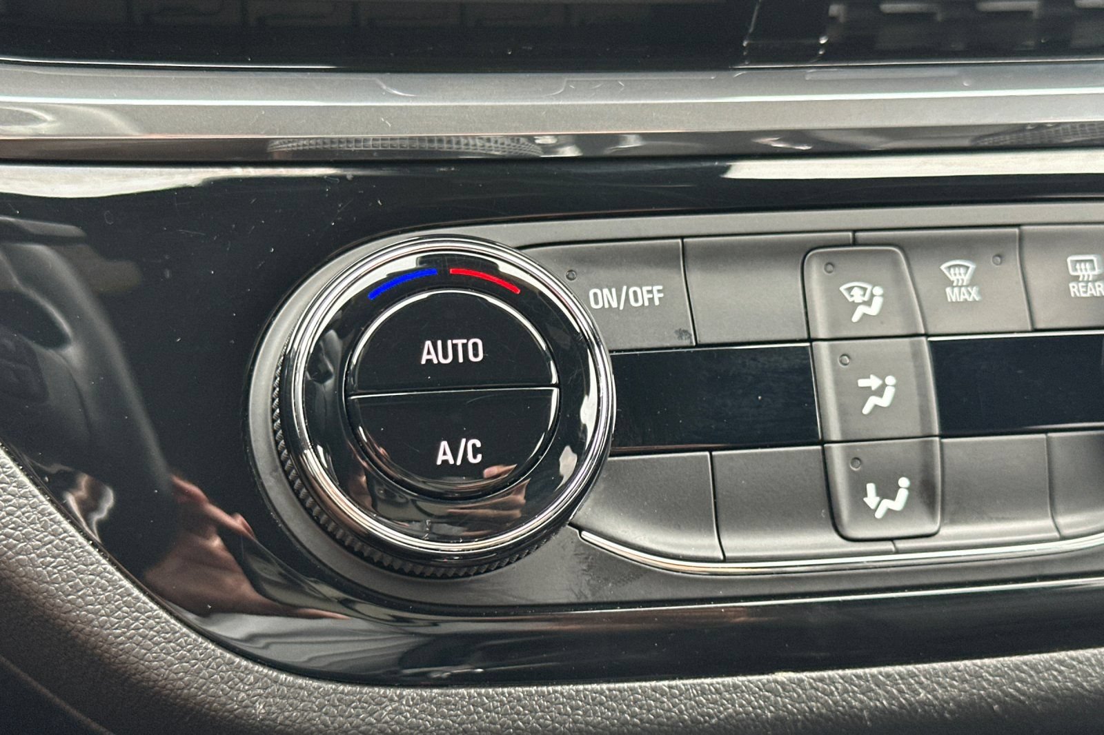 Used 2024 Buick Envista Sport Touring w/ Convenience II Package FWD image 28