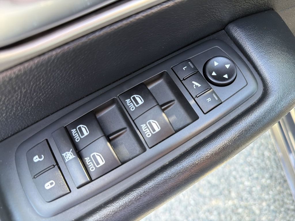 Used 2021 Chrysler Pacifica Limited w/ Uconnect Theater Family Group FWD image 15