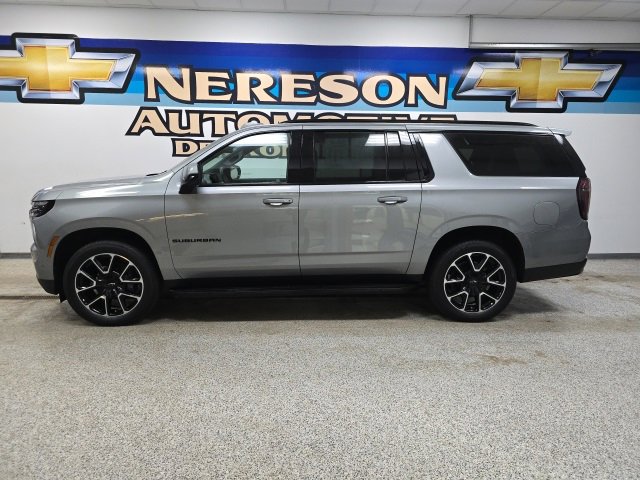 Used 2025 Chevrolet Suburban RST image 4