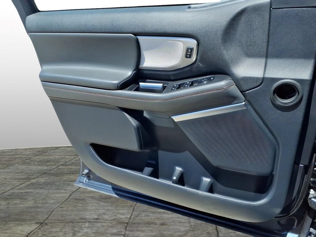 Used 2025 Ford Expedition Active RWD image 9