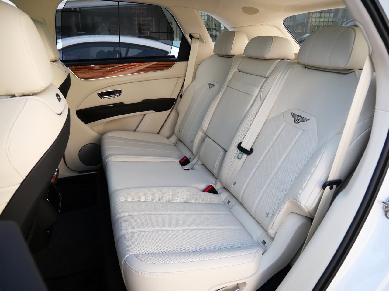 New 2025 Bentley Bentayga Plug-In Hybrid image 18