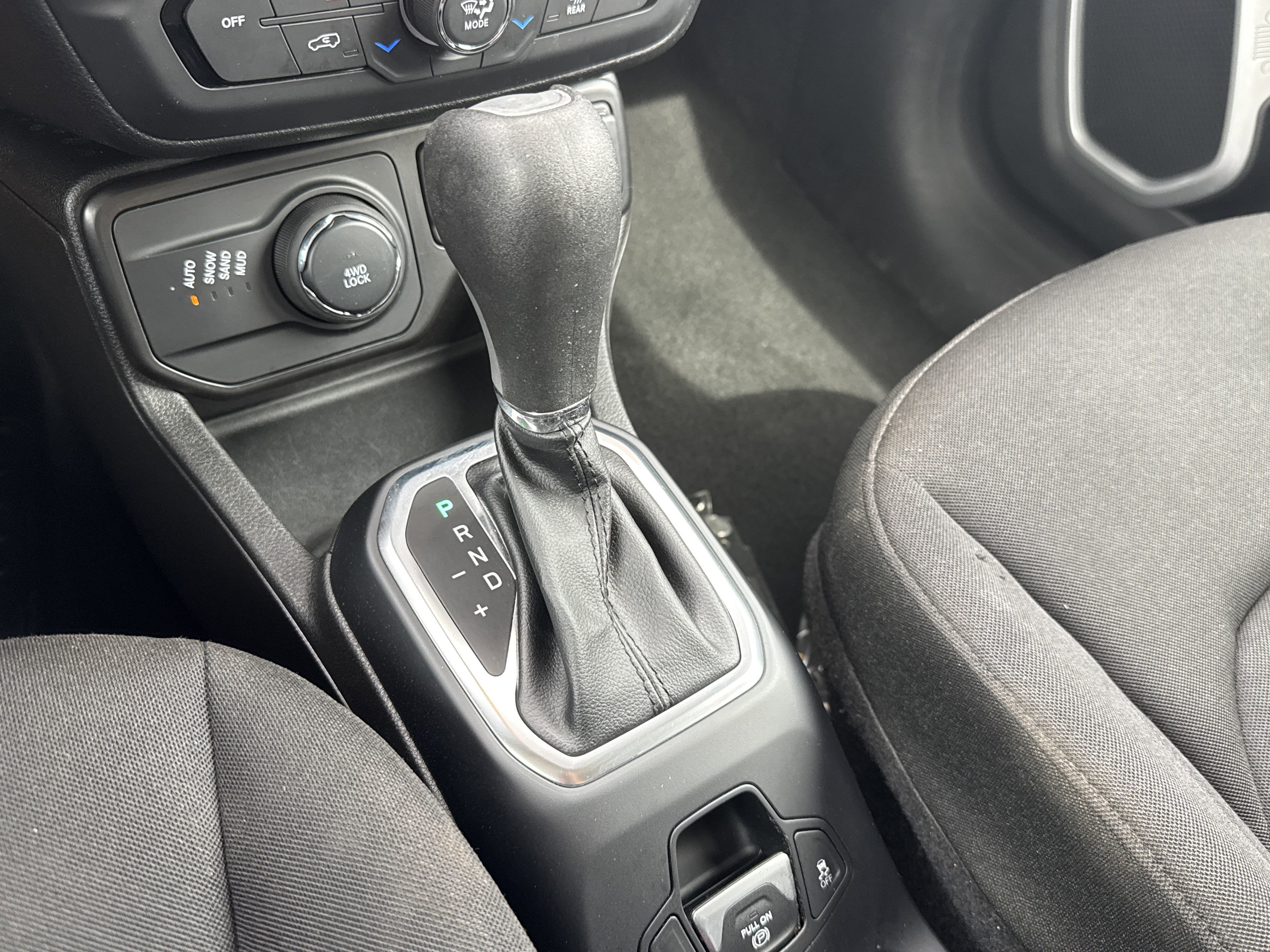 Used 2021 Jeep Renegade Latitude AWD/4WD image 15