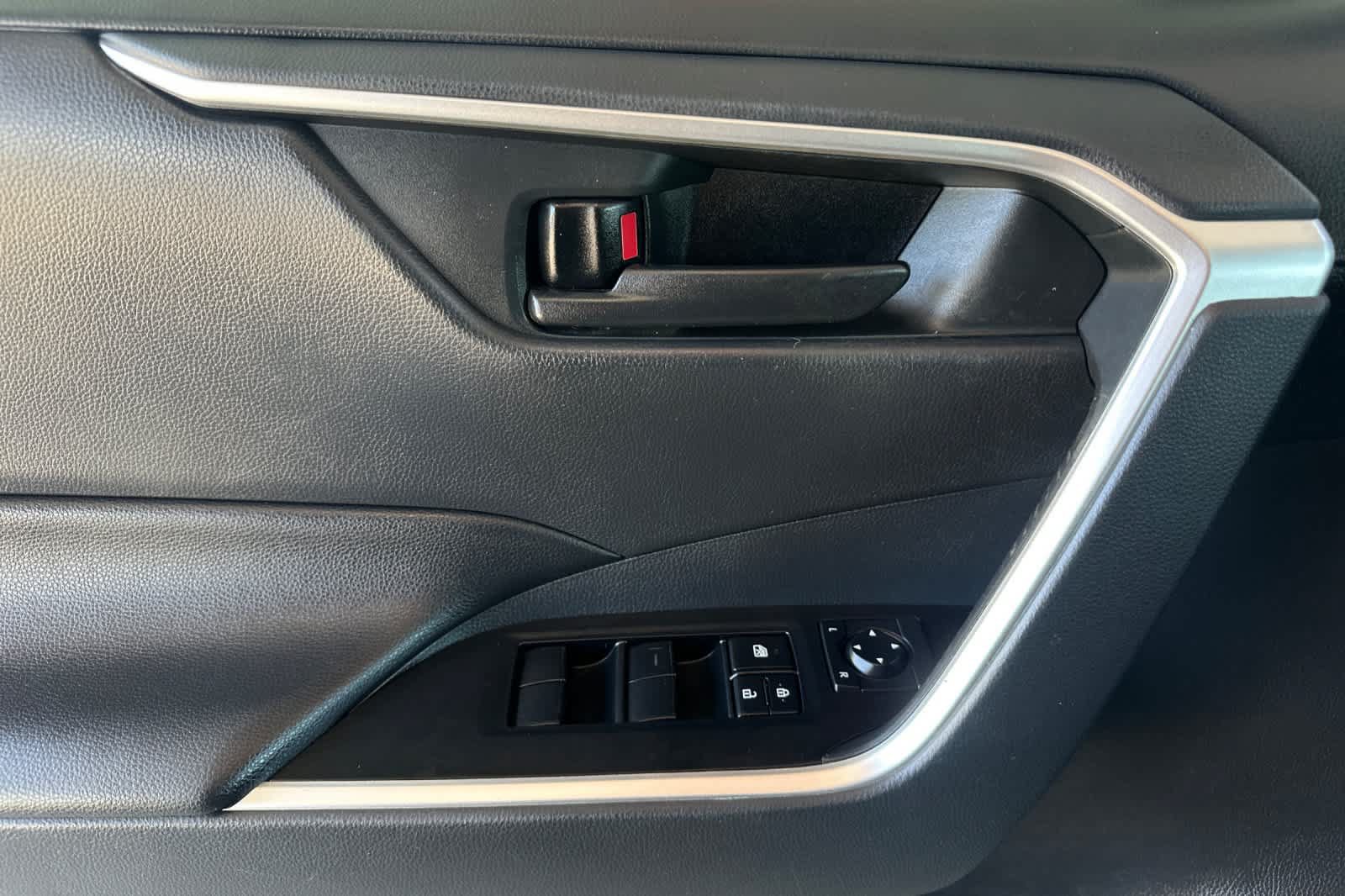 Used 2019 Toyota RAV4 LE AWD/4WD image 12