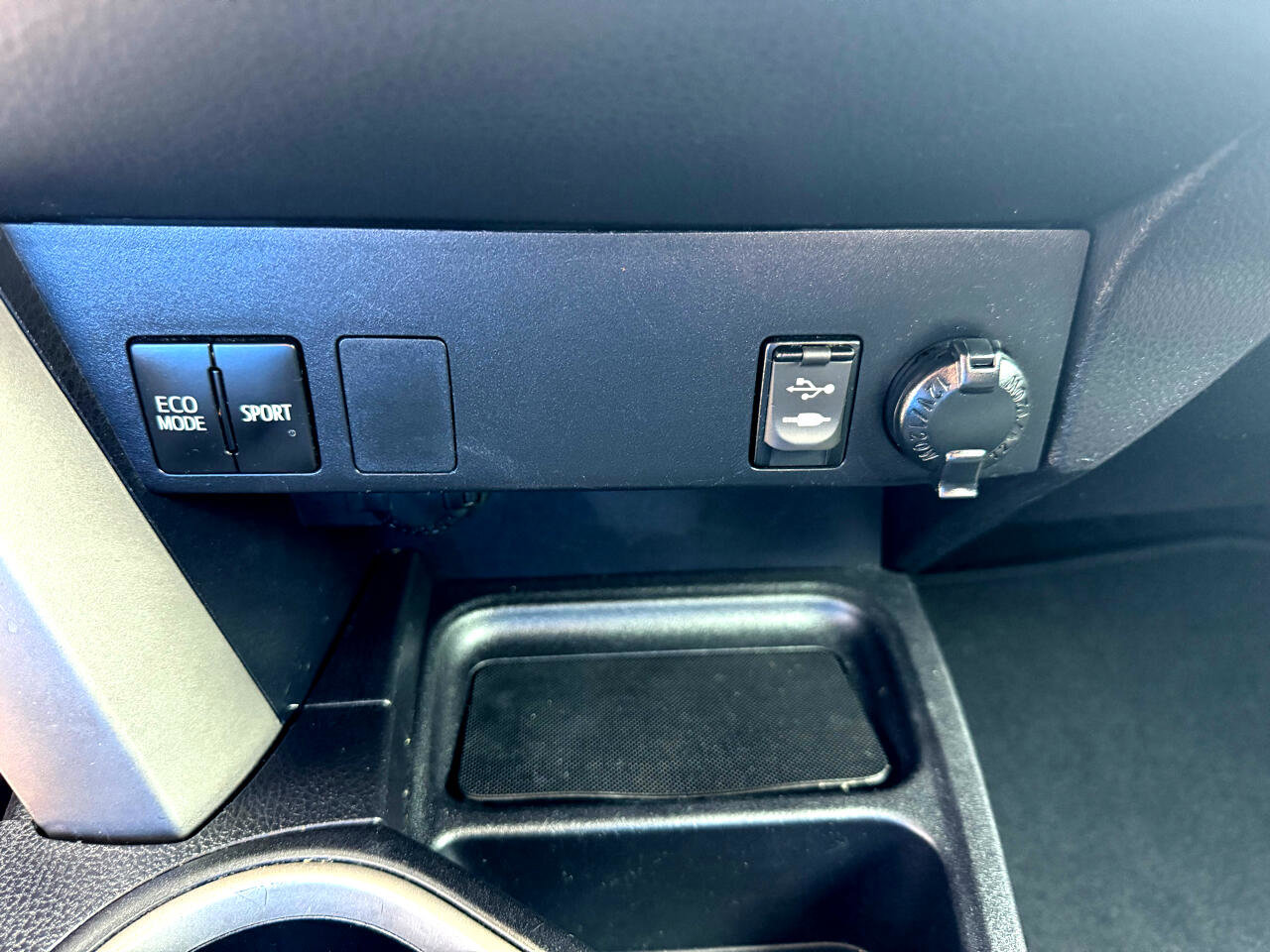 Used 2016 Toyota RAV4 LE image 11