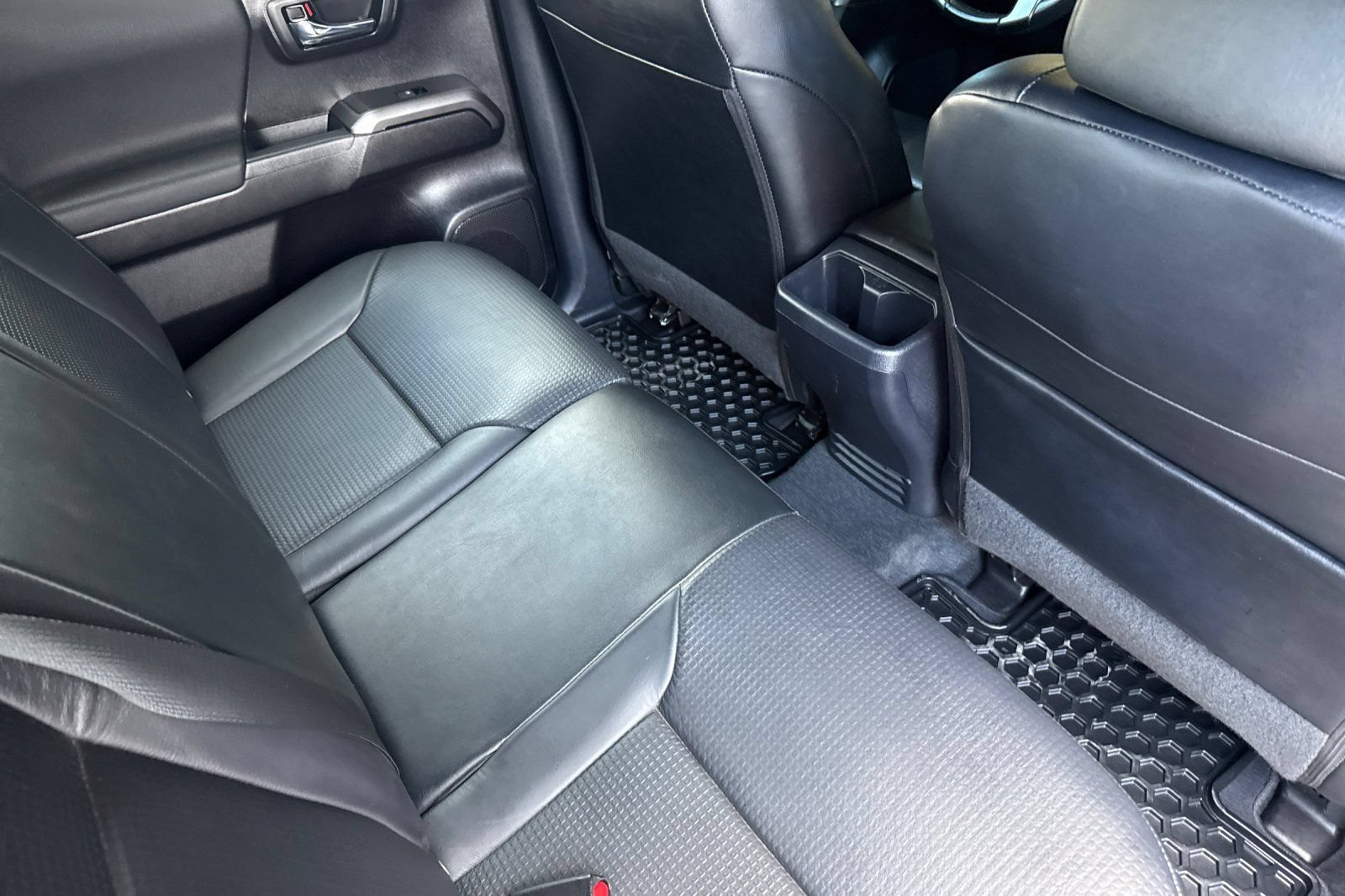 Used 2020 Toyota Tacoma SR5 AWD/4WD image 16