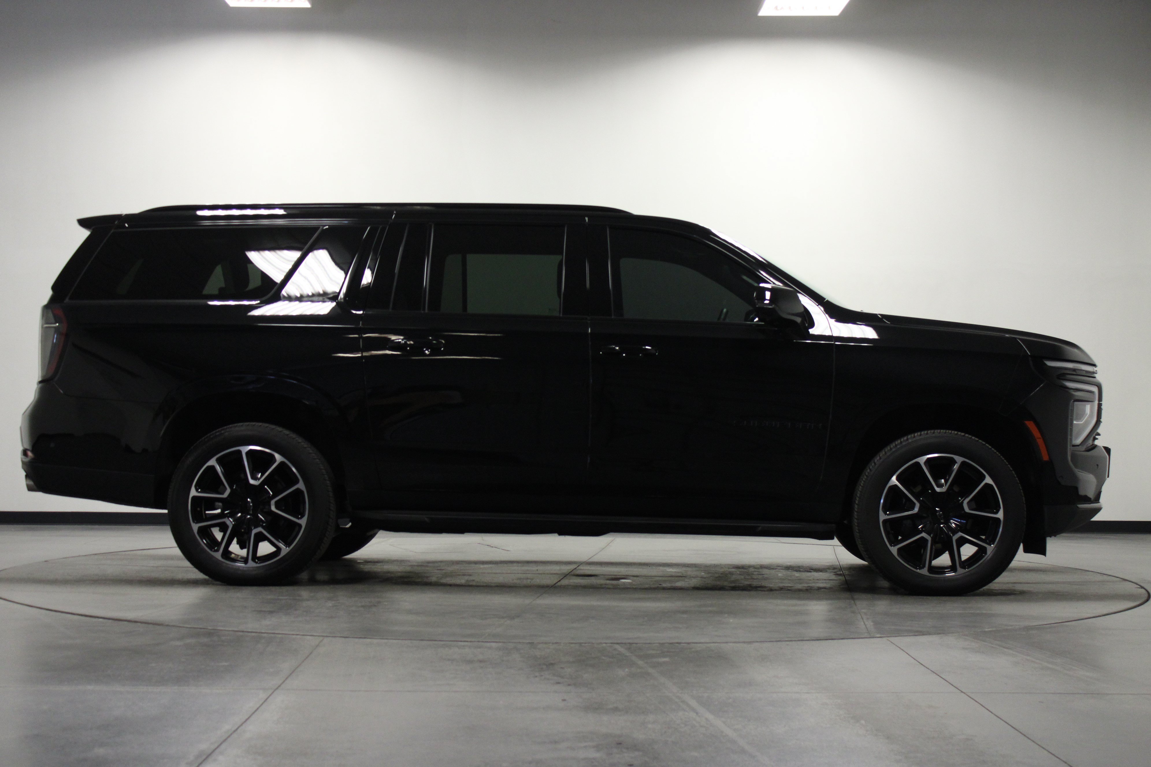 Used 2026 Chevrolet Suburban RST w/ Comfort Package AWD/4WD image 3